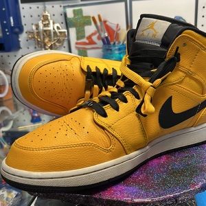 AIR JORDAN 1 mid UNIVERSITY GOLD SIZE 12 great shape